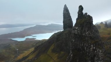 İskoçya, Skye 'daki Scotlands Adası' ndaki Storr 'un Yaşlı Adamı' nın üzerinden insansız hava aracı geçiyor.