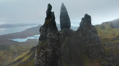 İskoçya, Skye 'daki Scotlands Adası' ndaki Storr 'un Yaşlı Adamı' nın üzerinden insansız hava aracı geçiyor.