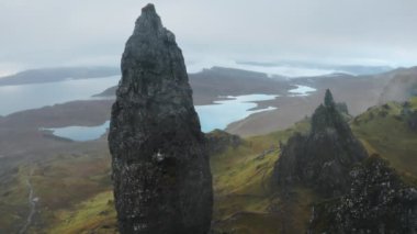 İskoçya, Skye 'daki Scotlands Adası' ndaki Storr 'un Yaşlı Adamı' nın üzerinden insansız hava aracı geçiyor.