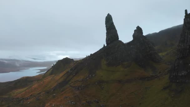 Drone Vliegt Oude Man Van Storr Scotlands Isle Skye Schotland — Stockvideo