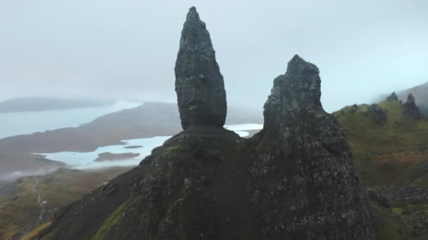 Дрони Летять Над Старою Людиною Сторра Острові Скотлендс Скай Шотландія — стокове відео
