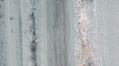 Kışın kırsal alanda boş yola hava aracı görünümü