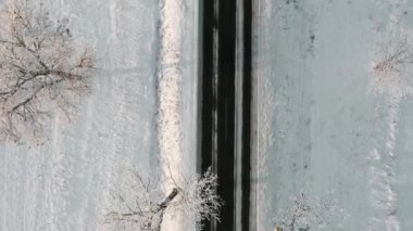 Kışın kırsal alanda boş yola hava aracı görünümü