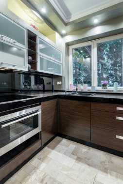 Ahşap kaplamalı modern lüks iç tasarım mutfağı.