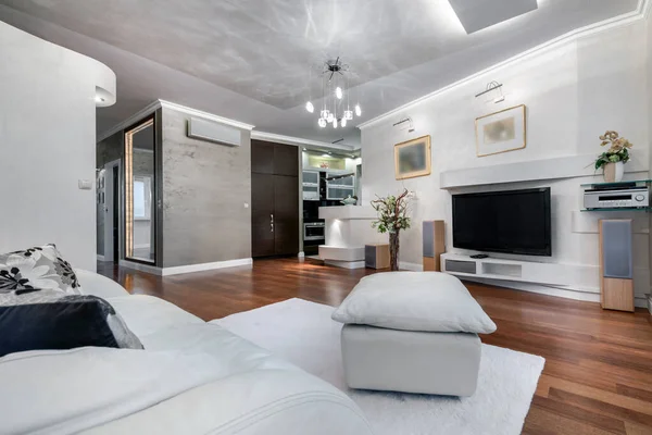 Modernes Interieur Luxuriöses Design Mit Stilvollen Silbernen Wänden Und Holzboden — Stockfoto