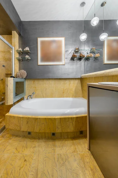 带有黄色大理石表面的时尚而昂贵的浴室室内设计 — 图库照片