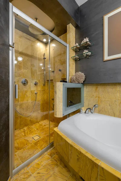 带有黄色大理石表面的时尚而昂贵的浴室室内设计 — 图库照片