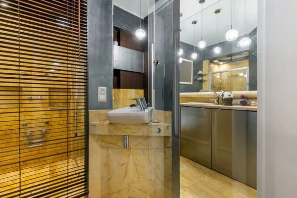 Design Interiores Elegante Caro Banheiro Com Acabamento Mármore Amarelo — Fotografia de Stock