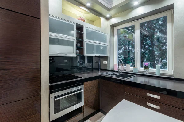 Ahşap Kaplamalı Modern Lüks Tasarım Mutfağı — Stok fotoğraf