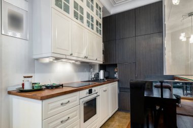 Ahşap zeminli şık bir iç dizayn.