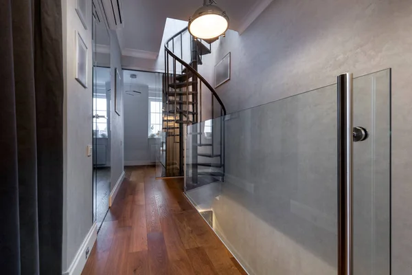 有圆形台阶和木制地板的现代国内走廊 — 图库照片