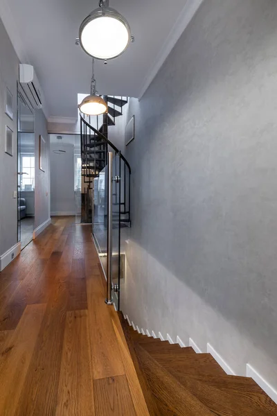 Yuvarlak Merdivenleri Ahşap Zemini Olan Modern Koridor — Stok fotoğraf