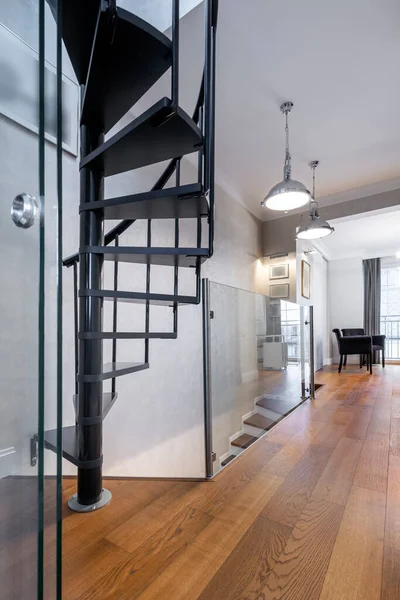 Koridor Domestik Modern Dengan Tangga Bulat Dan Lantai Kayu — Stok Foto