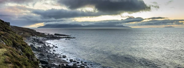 スコットランドのスカイ島エルゴルビーチの海岸線パノラマ — ストック写真
