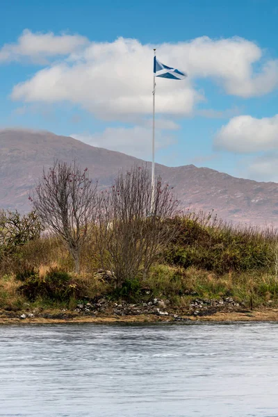 Шотландский Флаг Размахивающий Ветру Возле Замка Эйлиан Донан Дорни — стоковое фото