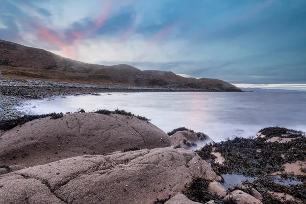 日落时苏格兰天空岛上的海岸 苏格兰 — 图库照片