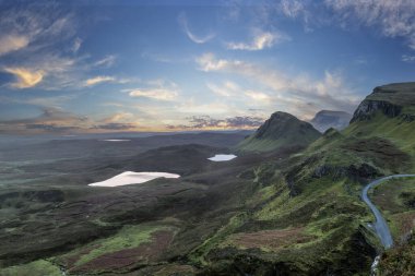 Sessiz toprak kaymasının Trotternish sırtının bir parçası olarak İskoçya 'nın Skye Adası' nda muhteşem bir manzara vardır..