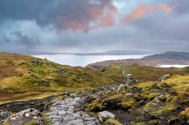 Storr 'un İhtiyar' ı. Storr İskoçya 'daki Gökyüzü Adası' ndaki Trotternish yarımadasında kayalık bir tepe.