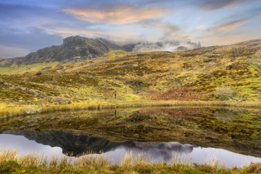 Storr 'un İhtiyar' ı. Storr İskoçya 'daki Gökyüzü Adası' ndaki Trotternish yarımadasında kayalık bir tepe.