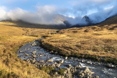 Peri havuzları İskoçya 'nın Skye Adası' ndaki Glenbrittle yakınlarındaki Black Cuillins eteklerinde yer almaktadır.