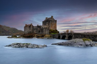 İskoçya 'da, bulutlu bir günde Dornie' deki Eilean Donan Şatosu
