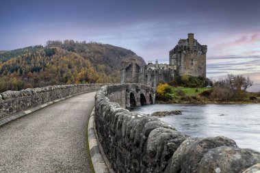 İskoçya 'da, bulutlu bir günde Dornie' deki Eilean Donan Şatosu