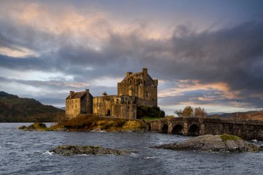 İskoçya 'da, bulutlu bir günde Dornie' deki Eilean Donan Şatosu