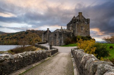 İskoçya 'da, bulutlu bir günde Dornie' deki Eilean Donan Şatosu