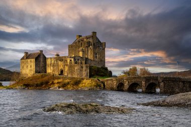 İskoçya 'da, bulutlu bir günde Dornie' deki Eilean Donan Şatosu