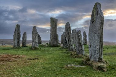 Calanais, İskoçya 'daki Lewis Adası' nda, bulutlu bir günde Mavi Gök 'le birlikte,