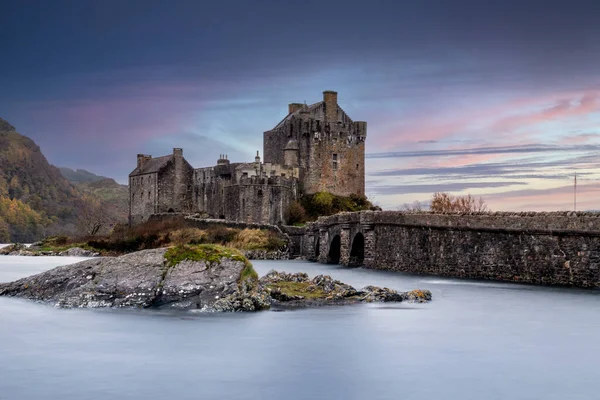 Castillo Eilean Donan Dornie Las Highlands Escocesas Durante Día Nublado —  Fotos de Stock