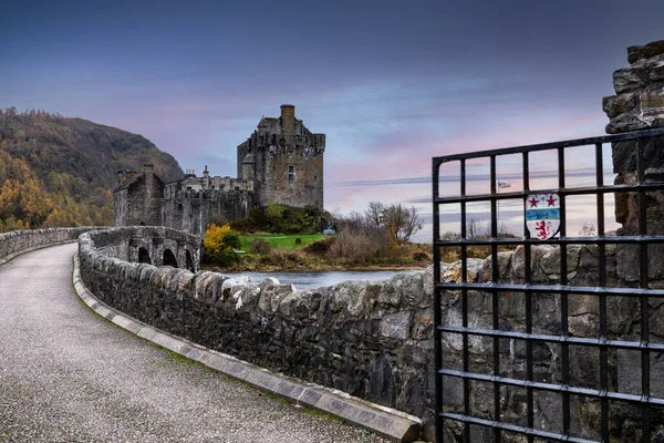 Castillo Eilean Donan Dornie Las Highlands Escocesas Durante Día Nublado —  Fotos de Stock