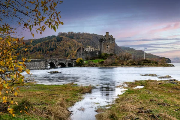 Castillo Eilean Donan Dornie Las Highlands Escocesas Durante Día Nublado —  Fotos de Stock