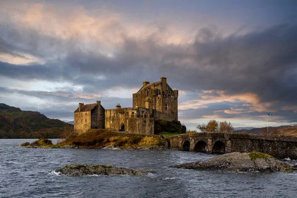 Castillo Eilean Donan Dornie Las Highlands Escocesas Durante Día Nublado —  Fotos de Stock