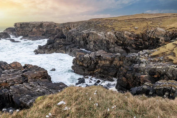 联合王国苏格兰外赫布里底群岛刘易斯岛Mangersta附近的洛基苏格兰海岸线 — 图库照片