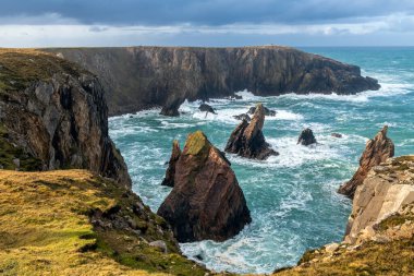 Bulutlu bir günde Mangersta Sea Stacks, Lewis Adası, Outer Hebrides, İskoçya.