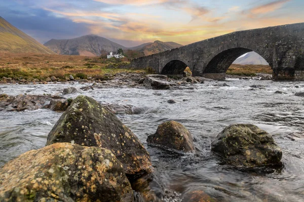 Old Vintage Tegelbro Över Floden Sligachan Isle Skye Skottland Storbritannien — Stockfoto