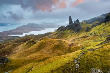 Storr İskoçya 'daki Gökyüzü Adası' ndaki Trotternish yarımadasında kayalık bir tepe.
