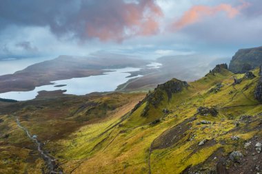 Storr İskoçya 'daki Gökyüzü Adası' ndaki Trotternish yarımadasında kayalık bir tepe.