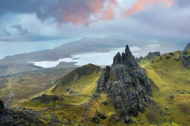 Storr İskoçya 'daki Gökyüzü Adası' ndaki Trotternish yarımadasında kayalık bir tepe.