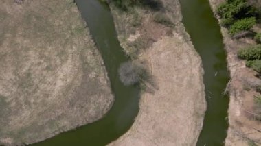 Warmia, kuzey Polonya ve Avrupa 'daki ormandan akan küçük nehrin hava manzarası.
