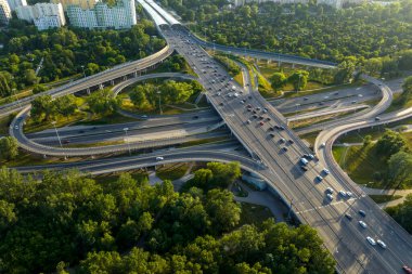 Kentsel nüfusun yoğun olduğu Varşova, Polonya 'daki çok katlı otoyol kavşağının hava aracı görüntüsü