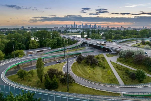 Draufsicht Einer Drohne Auf Einen Mehrstöckigen Autobahnknotenpunkt Städtischen Siedlungsgebiet Warschau — Stockfoto