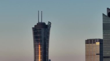 Varşova Finans Merkezi. Varşova son birkaç yıldır Avrupa 'nın en başarılı ekonomik başkentlerinden biri..