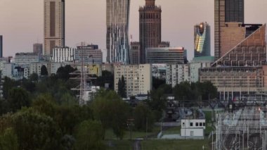 Varşova Finans Merkezi. Varşova son birkaç yıldır Avrupa 'nın en başarılı ekonomik başkentlerinden biri..