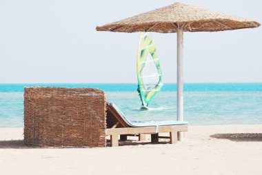 plaj sandalye ile deniz ve Rüzgar Sörfü saman tente