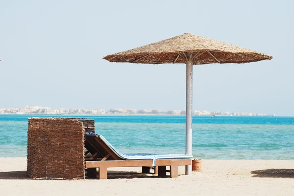 空のビーチ、海でわらサンシェード付き椅子 — ストック写真