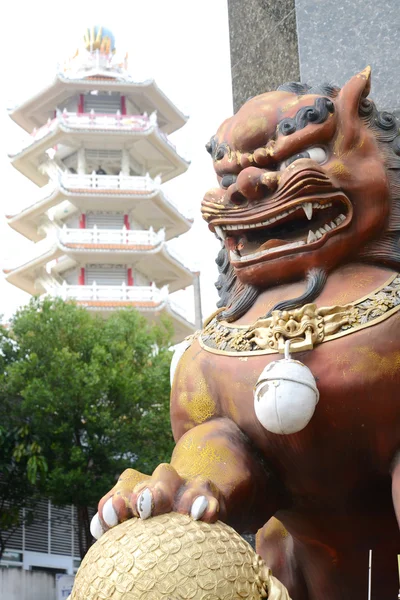 Stenen leeuw en poort in de tempel pagode — Stockfoto