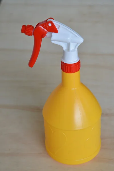 Frasco de aerosol con etiqueta en blanco — Foto de Stock