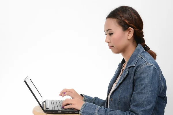 Teenage Girl Using Laptop — Stock Photo, Image